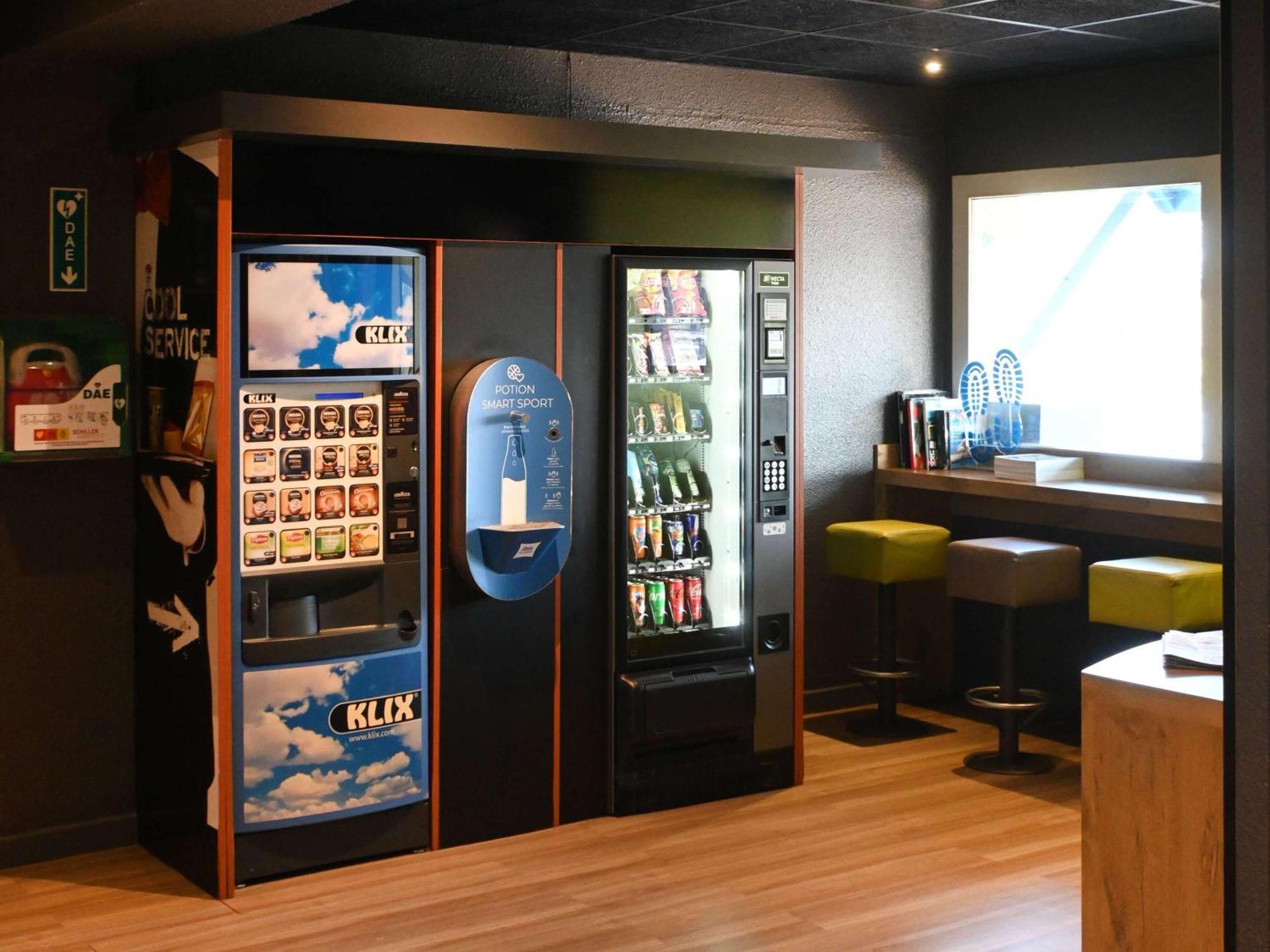 Hotel Ibis Budget Laval Bonchamp Les Laval Exteriör bild