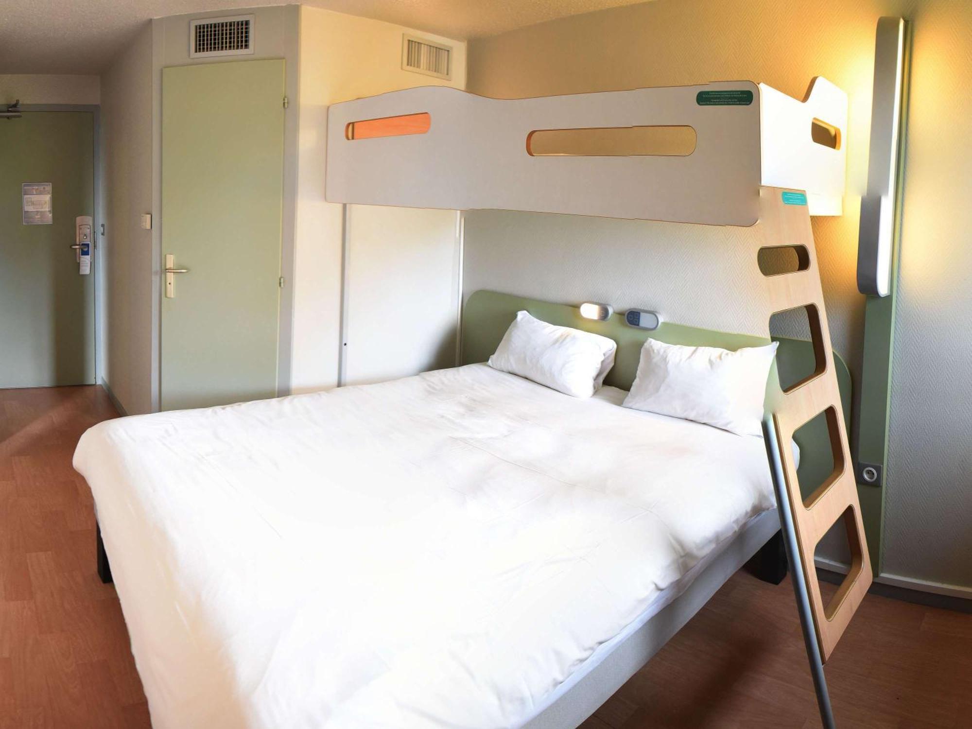 Hotel Ibis Budget Laval Bonchamp Les Laval Exteriör bild
